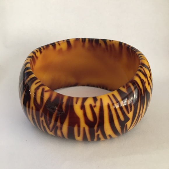 Lucite zebra pattern wide bangle bracelet - Picture 9 of 9